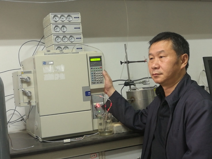 黃風(fēng)林 進(jìn)行科學(xué)研究實(shí)驗(yàn) - 副本.jpg