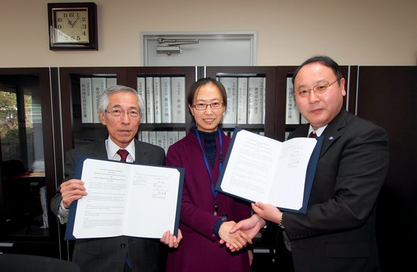 2016年2月2日,材料科學(xué)與工程學(xué)院青年骨干教師劉靜受邀在大阪大學(xué)進(jìn)行學(xué)術(shù)交流時(shí),接受了該校接合科學(xué)研究所所長(zhǎng)田中先生、教授村川英一先生簽署的與我校的合作協(xié)議 - 副本.jpg