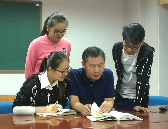 黃風(fēng)林 指導(dǎo)研究生學(xué)習(xí) - 副本.jpg