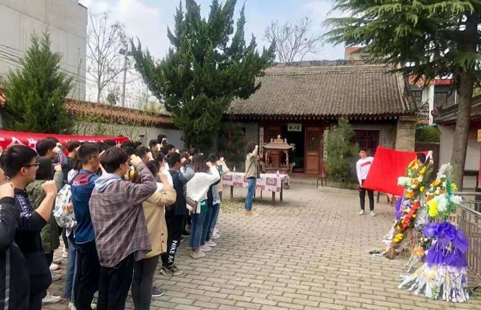 學(xué)生在鄠邑區(qū)東索村烈士陵園開(kāi)展主題黨日活動(dòng) - 副本.jpg